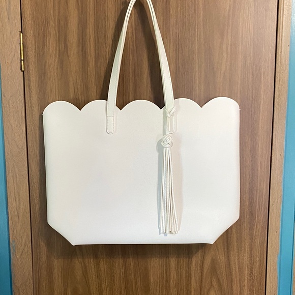 Source Unknown Elegant White Scalloped Tote - Picture 1 of 4
